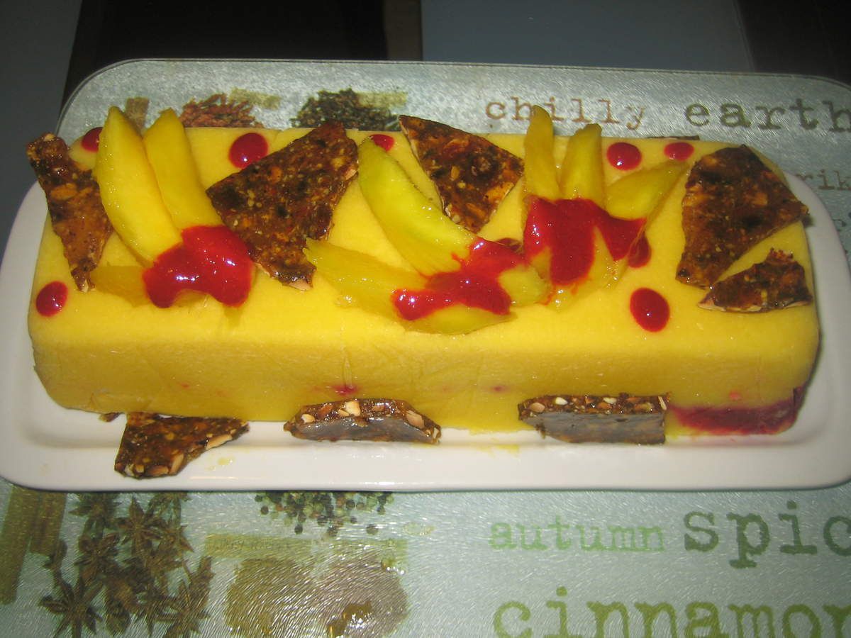 Bûche glacée mangue, framboises et nougatine - Emma.cuisine