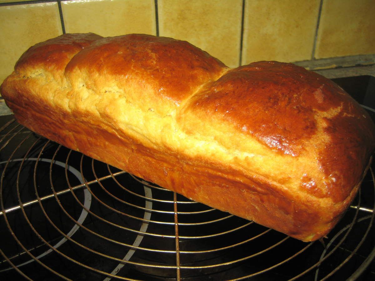 Voici un grand classique de la boulangerie -viennoiserie qui est très facile à effectuer: la brioche de Nanterre.  Cette brioche doit être préparée la veille afin qu'elle puisse gonfler toute la nuit.  Idéale pour les petits-déjeuners du week-end ou pour le goûter, la brioche de Nanterre ravira petits et grands gourmands.