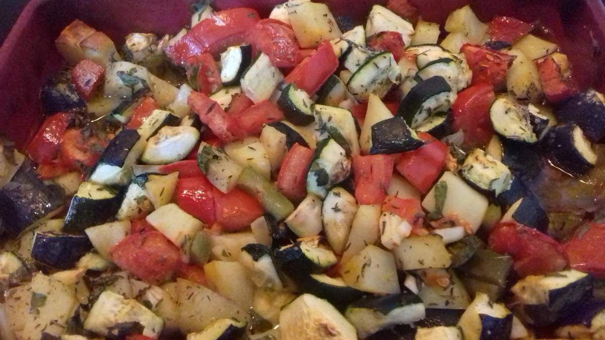 Voici une recette de légumes au four, l'huile d'olives, au thym et à l'ail  que j'aime bien réaliser: elle est rapide, diététique et facile. Cette recette de légumes au four à la provençale accompagne bon nombre de viandes ou de poissons.  Pour cette recette de gratin de légumes, je rajoute ceux-ci au fur et à mesure de la cuisson car un poivron, une aubergine, une pomme de terre n'ont pas le même temps de cuisson qu'une courgette ou d'une tomate. Ainsi, les courgettes restent bien croquantes et bien fermes.