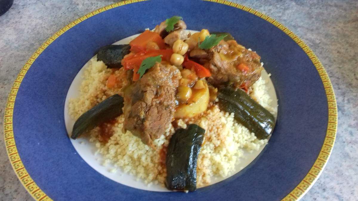 J'avais déjà publié l'an dernier un recette de couscous, " le couscous royal" avec du poulet et des merguez.Voici  une autre variante de couscous, LA RECETTE de ma Grand-Mère paternelle, d'origine Pied-noir, qui a appris à faire le couscous en Algérie, près d'Oran.  C'est avec plaisir et fierté que vous la fait partager!.  J’adore cette recette de couscous, car, tout d'abord, c'est LA recette de famille, qui me rappelle comme Proust et sa madeleine, toute mon enfance, ma grand-mère, ses sourires,sa gentillesse, son couscous et ses gâteaux à tomber par terre, les fêtes de famille mais aussi mes origines, d'où nous venons et donc ce que nous sommes.  Et avec le couscous, plat convivial par excellence, on est bien là!: la famille, les amis rassemblés autour de ce plat gourmand, copieux et généreux.  Par ailleurs, dans cette recette de couscous, j'aime l'association de 3 viandes qui donnent un goût particulier au plat et au bouillon.  Allez, un peu d'histoire autour du couscous:  Le couscous est une spécialité orientale, majoritairement originaire du Maghreb que l'on retrouve dans de nombreux pays avec pour chacun leur propre recette de couscous: Algérie, Tunisie, Maroc...  Il existe des recettes de couscous à la viande ( normalement on ne met qu'une seule sorte de viande mais on retrouve souvent en France ou ailleurs parfois jusqu'à 3 viandes différentes dans le couscous). Les viandes utilisées sont le poulet, le bœuf, l'agneau ou le mouton. Parfois, on rajoute des merguez également.(en France surtout).  Par ailleurs, il y a aussi des recettes de couscous avec du poisson ou bien un couscous de légumes.  Quelques astuces pour bien réussir son couscous, avant de passer à la recette:  - La semoule: que vous l'aimiez fine ou moyenne, il faudra veiller à bien la cuire à la vapeur. Le couscoussier est parfait pour une bonne semoule mais vous pourrez aussi le cuire en chauffer un volume d'eau salée, la verser sur la semoule, bien recouvrir 5 minutes et SURTOUT bien l’égrener après (séparer les grains), rajouter du beurre.  Vous pouvez rajouter un peu de cannelle dans la semoule ou encore des raisons secs (trempés au préalable dans un peu d'eau chaude) pour agrémenter votre semoule.  Certains feront leur semoule "maison", roulée à la main. je n'ai encore jamais goûté mais il parait que c'est le top du top de la semoule!.  - Mijoter, mijoter longtemps et doucement!:  Le couscous est une sorte de ragoût ou de pot au feu oriental. Donc, il cuit doucement et lentement.  - Les épices:  Il faut doser les épices afin que le couscous ne soit ni trop fade ni trop épicé. Chaque épice doit être bien dosé afin que chacun d'entre eux puisse dégager ses arômes.  Parmi les multiples recettes de couscous, il y a donc différentes utilisation des épices:certains mettront du gingembre, du curcuma, du raz el hanout (celui-ci revient souvent), du safran en pistils, des boutons de rose, ou encore des aromates: de la coriandre fraîche, de la menthe...  Enfin bref, 1001 couscous, 1001 épices!.  - Les légumes:  Une carotte n'a pas le même temps de cuisson qu'une courgette ou un navet!. Donc, afin d'éviter la bouillie de légumes, veillez à les incorporer en respectant leur temps de cuisson.   