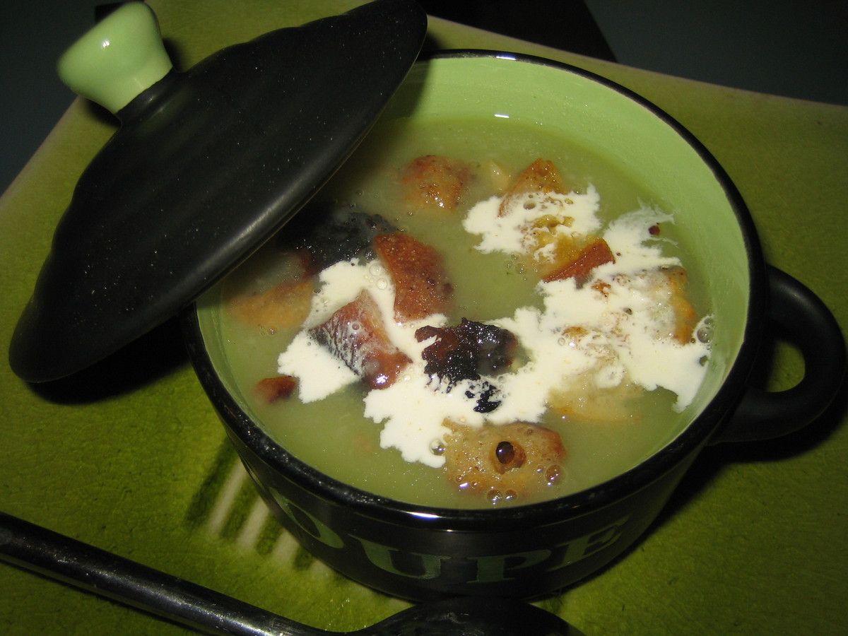 Voici une recette de soupe pour se réchauffer durant l'hiver. J'ai utilisé de la salade verte, et oui c'est possible, et de la pomme de terre.  Un plat idéal après cette période de fêtes de fin d'année.