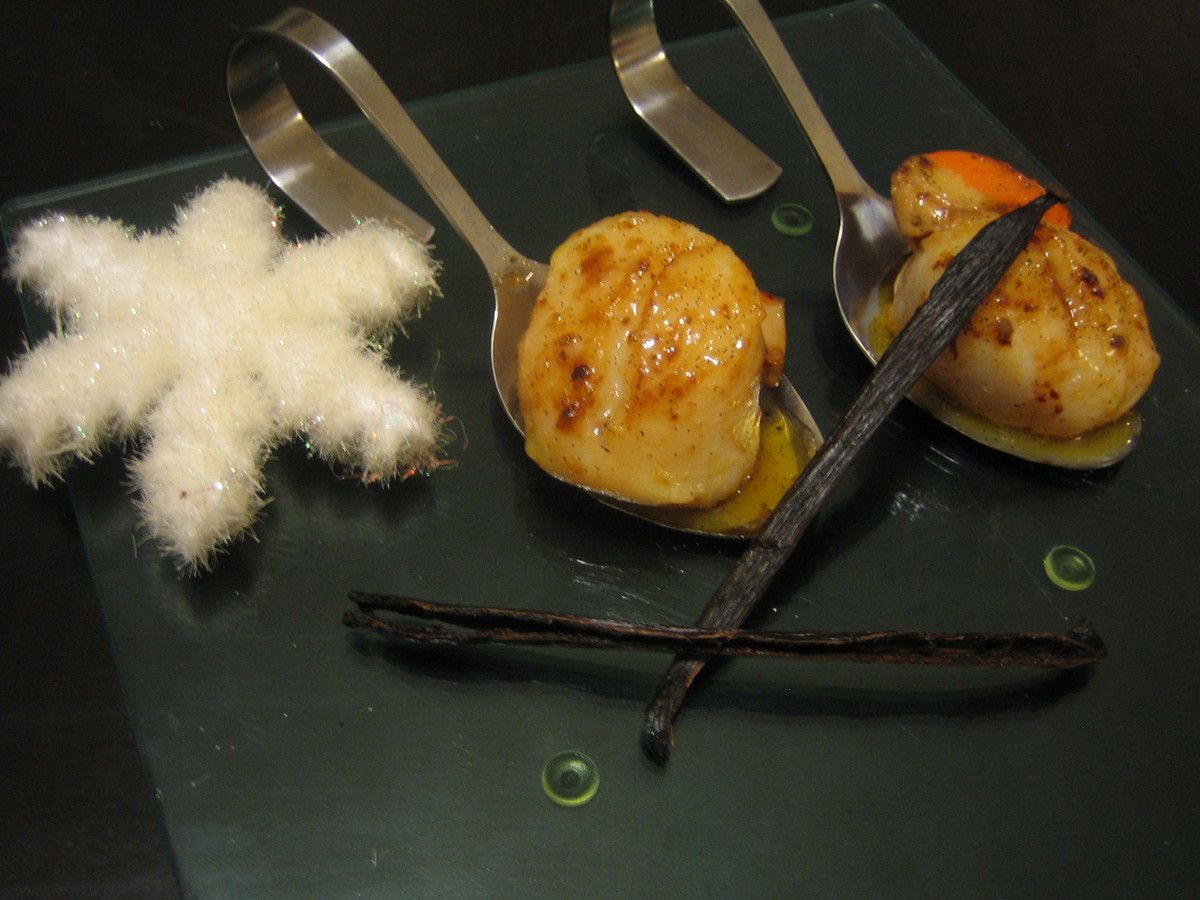 Voici une recette que vous pourrez réaliser soit à l'apéritif soit en entrée.  Les noix de Saint Jacques et la purée de patate douce à l'orange se marient à merveille.