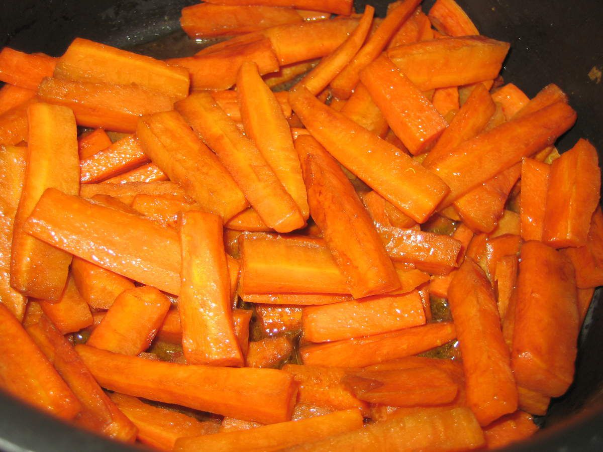 Cette recette de carottes change un peu de des carottes Vichy (mais néanmoins délicieuses). C'est une recette de légumes très simple et rapide à réaliser.  Les carottes glacées à la sauce soja et au miel accompagnera à merveille viande ou poisson.