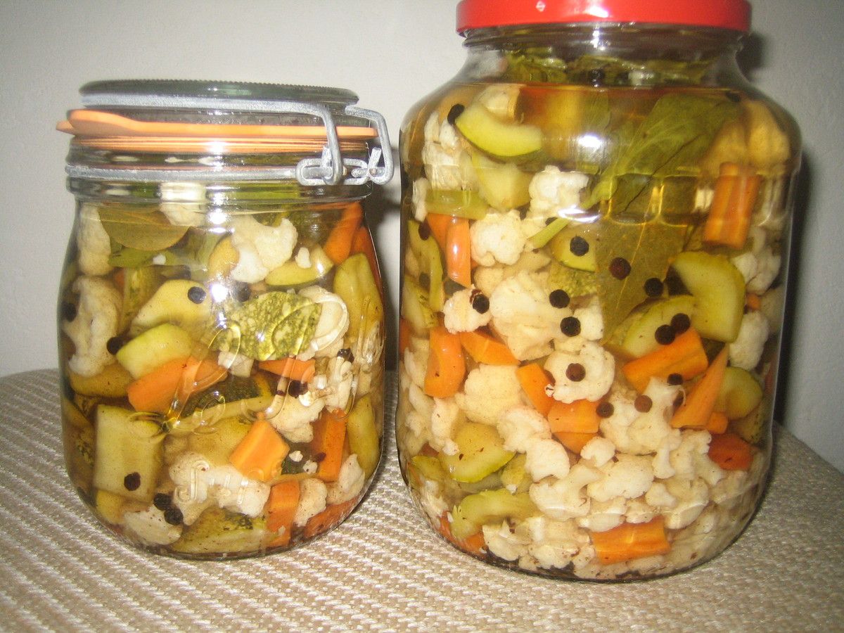Les pickles ou légumes croquants macérés dans le vinaigre sont très appréciés en Grande Bretagne notamment; Mais chez nous aussi!.  Voici une recette très simple à réaliser, idéale pour l'apéro, de légumes croquants à l'aigre-doux qui sont moins acides que les pickles effectués uniquement avec du vinaigre.  Les pickles se conservent dans des bocaux stérilisés pendant 15 jours environs au réfrigérateur.  Les légumes croquants à l'aigre-doux seront parfaits à l'apéritif ou encore avec de la charcuterie et du fromage.