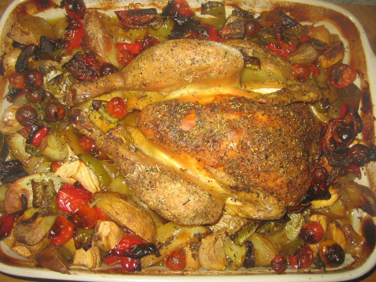 Voici une recette très simple pour changer des poulets rôtis traditionnels aux herbes de Provence:  un poulet rôti fermier tendre et savoureux avec une sauce à la bière et des petits légumes.  Repas idéal pour une cuisine familiale...