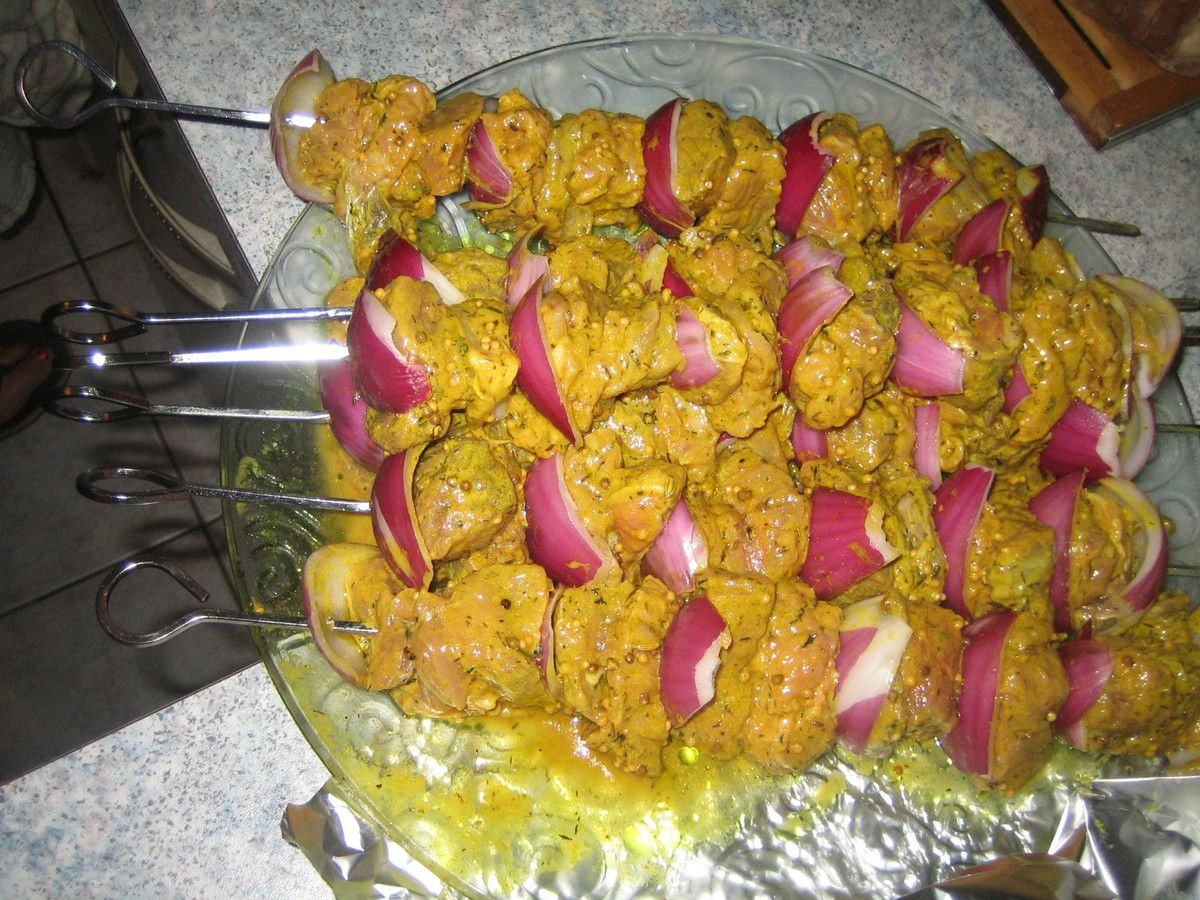 La cuisine iranienne ou perse est riche en saveurs et en couleurs. Il existe une multitude de recettes perses qui diffèrent suivant les régions... C'est une cuisine raffinée et subtile.  Un clin d’œil à mon mari!.  Voici une recette traditionnelle perse qui est considérée comme le plat national iranien car les brochettes de viande (poulet, agneau, bœuf) sont très appréciées et consommées en Iran.  A servir avec du riz basmati (cuisson à la perse bien-sûr!), du pain lavash et des herbes aromatiques (menthe, coriandre, persil, aneth ...).