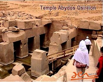 Abydos, cénotaphe d'Osiris ou Osiréïon. Sur l'un des piliers, représentation de la Fleur de Vie.