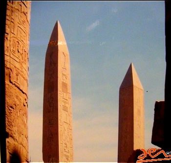 Temple de Karnak. Obélisques ou rayons de Soleil pétrifiés. Erigés par le pharaon femme auto-proclamé Hatchepsout, 18ème Dynastie.