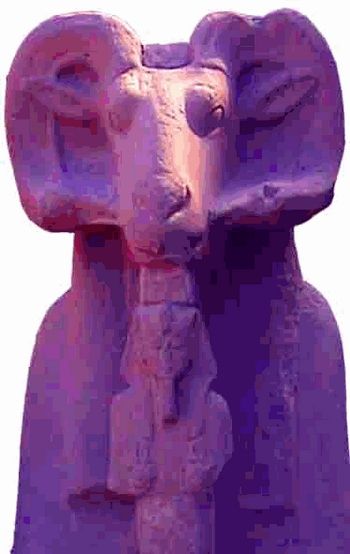 Thèbes, Temple du Dieu Amon. Détail allée des Sphinx à tête de bélier.