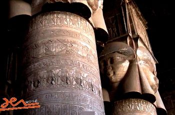 Denderah, temple d'Hathor. Détails des colonnes hathoriennes.