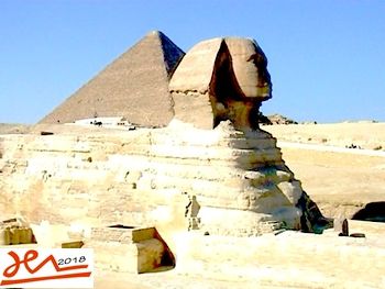 Guizeh, le Sphinx veille sur les pyramides.