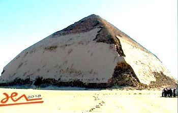 Dahchour, pyramide rhomboïdale de Meidoum, construite par le roi Snefrou, père de Khéops. 4ème Dynastie.,