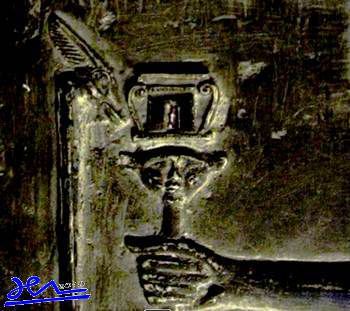 Denderah, temple d'Hathor. Symbole athorien avec temple sur la tête de la déesse représentant le temple du Ciel.
