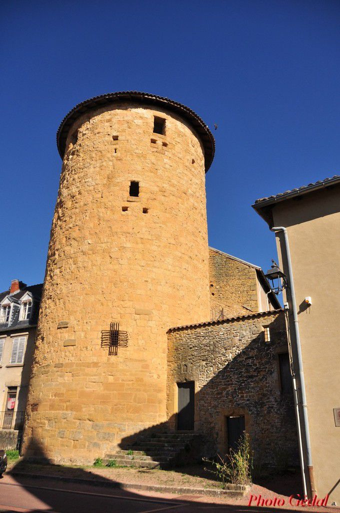  La tour Phillipe Auguste et une deuxième tour, vestige  des fortifications de la ville.