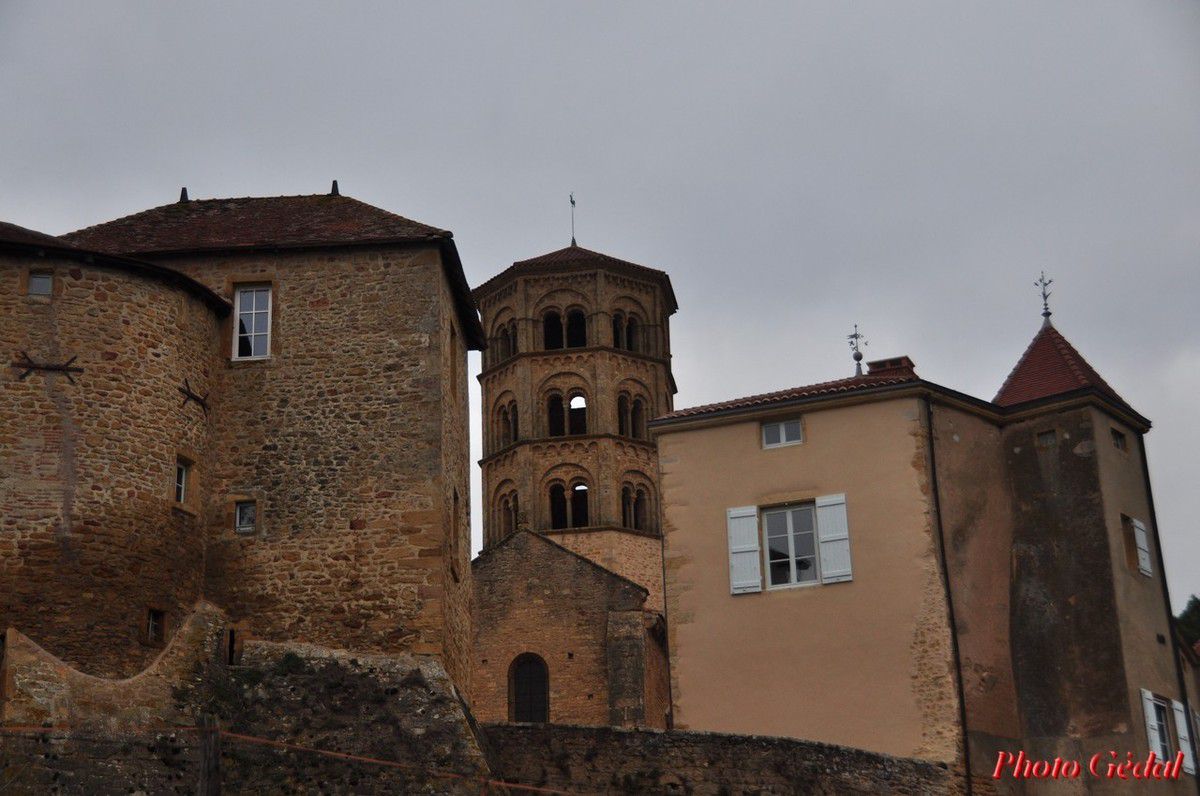 Le clocher, le prieuré et le logis.