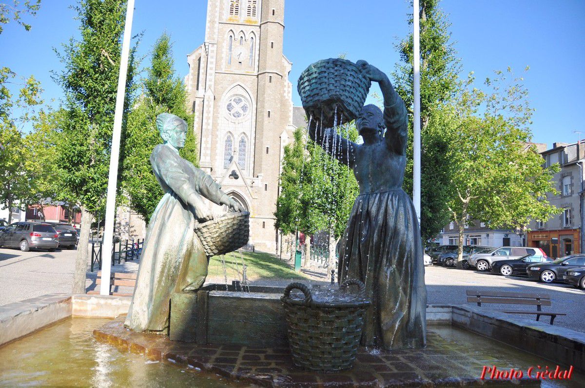 Bronze du sculpteur Jean Fréour traitant du travail des femmes de marins employées aux huîtres.