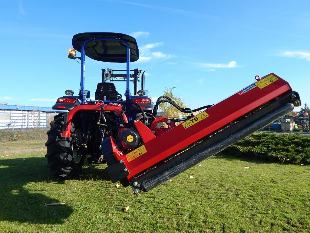 tracteur lovol et broyeur d'accotement pour l'entretien des fossés et des talus