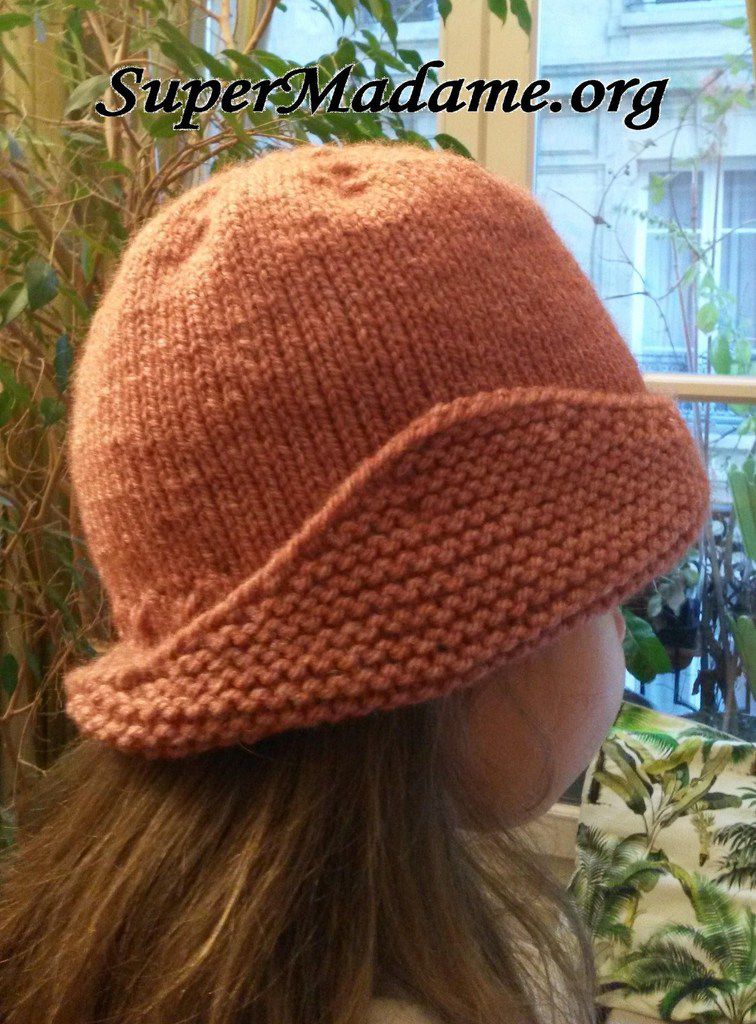 Modèle de tricot gratuit : bonnet cloche années 20 à fleur