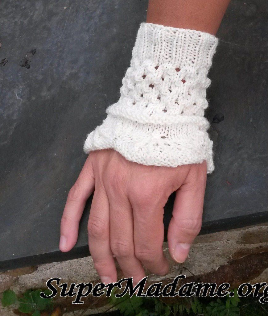 Modèle tricot gratuit : pull femme ajouré et mitaines assorties