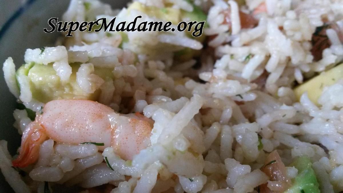 Une bonne salade pas chère riz crevettes avocat