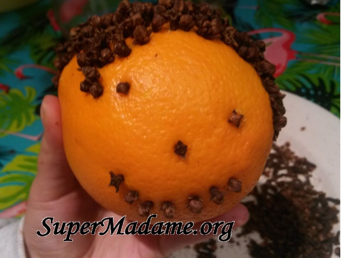 Activité enfant orange piquée clous de girofle