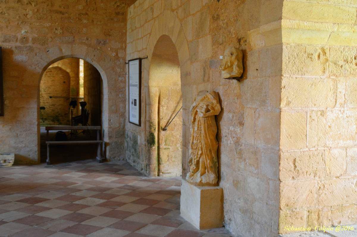 Fondée en 1115, il subsiste de cette époque l’église abbatiale, la sacristie, et la base romane des bâtiments conventuels.En 1119, la jeune abbaye de Cadouin devient cistercienne dans la filiation de l’abbaye de Pontigny, qui est elle-même l’une des quatre filles de Citeaux. Onzième abbaye rattachée à l’ordre, elle en suivra désormais la règle. Le Cloître gothique flamboyant date de la fin du XVe. L’activité monastique de Cadouin s’est interrompue en 1790 lors de la révolution.Celui qui s’arrête à Cadouin prendra tout son temps pour voir, dans le cloître le soleil dessiner au pochoir des arabesques de lumière sur le sol des galeries. Près de dix siècles d’histoire flottent ici et font de Cadouin un endroit universel, immuable et serein.Lieu de tournage de nombreux films et téléfilms.