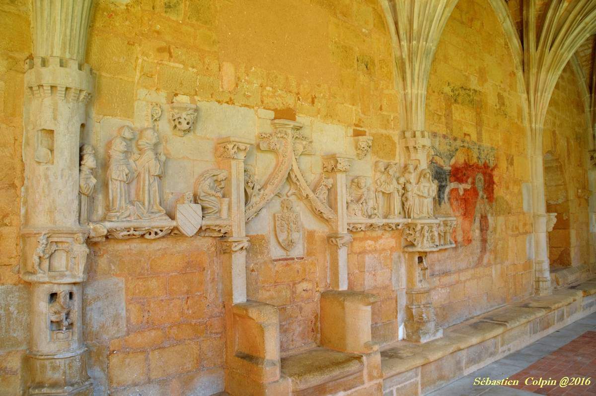 Fondée en 1115, il subsiste de cette époque l’église abbatiale, la sacristie, et la base romane des bâtiments conventuels.En 1119, la jeune abbaye de Cadouin devient cistercienne dans la filiation de l’abbaye de Pontigny, qui est elle-même l’une des quatre filles de Citeaux. Onzième abbaye rattachée à l’ordre, elle en suivra désormais la règle. Le Cloître gothique flamboyant date de la fin du XVe. L’activité monastique de Cadouin s’est interrompue en 1790 lors de la révolution.Celui qui s’arrête à Cadouin prendra tout son temps pour voir, dans le cloître le soleil dessiner au pochoir des arabesques de lumière sur le sol des galeries. Près de dix siècles d’histoire flottent ici et font de Cadouin un endroit universel, immuable et serein.Lieu de tournage de nombreux films et téléfilms.
