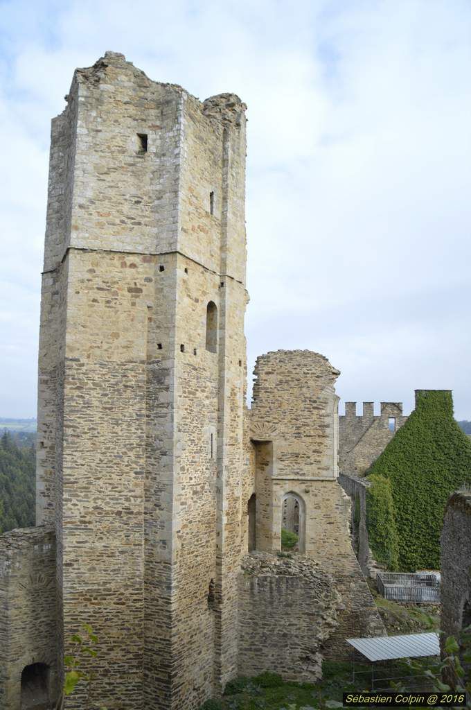 Double château, multiples histoires : village et communauté de chevaliers puis palais de l'ambitieux Géraud de Maulmont au 13e siècle, repaire de brigands au 14e, ruine imposante depuis la fin du 16e siècle. Géraud de Maulmont, personnage clé de Châlucet   Né vers 1229, il est issu d’une famille de chevaliers au service des vicomtes de Limoges. Il étudie et devient clerc. À partir du début des années 1250, il est l'homme de confiance du vicomte Guy de Limoges puis de sa veuve la vicomtesse Marguerite. Dans les années 1260, il est aussi le clerc d'Alphonse, comte de Poitiers et de Toulouse et frère du roi Louis.  Géraud de Maulmont est admis au Parlement du roi, à Paris. C'est là que se décident en dernière instance tous les grands procès du royaume, dont les procès limousins. En 1273, ce même Parlement décide que les Limougeauds font bien partie de la vicomté, mettant ainsi fin à la Guerre de la Vicomté.  Marguerite laisse à Géraud ses droits sur Châlucet afin de le rétribuer. Il veut en faire le plus beau château du Limousin. En 1275, l'année de son triomphe, il est Maître Géraud de Maulmont, conseiller du roi, membre du Parlement et plus riche seigneur en Limousin...