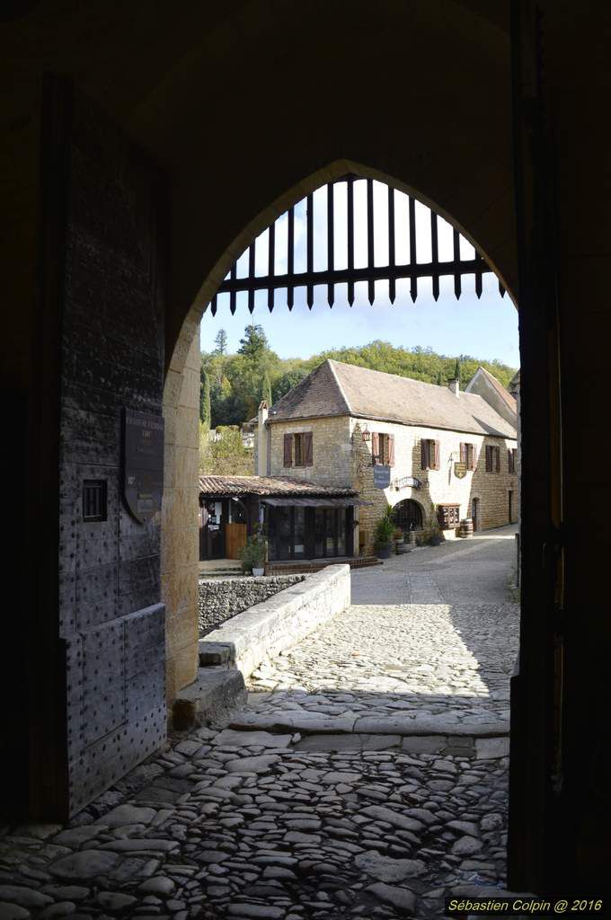 Le château de Beynac est situé sur la commune de Beynac-et-Cazenac, dans le département de la Dordogne. Ce château est l'un des mieux conservés et l'un des plus réputés de la région. Il a été classé Monument historique le 11 février 1944.