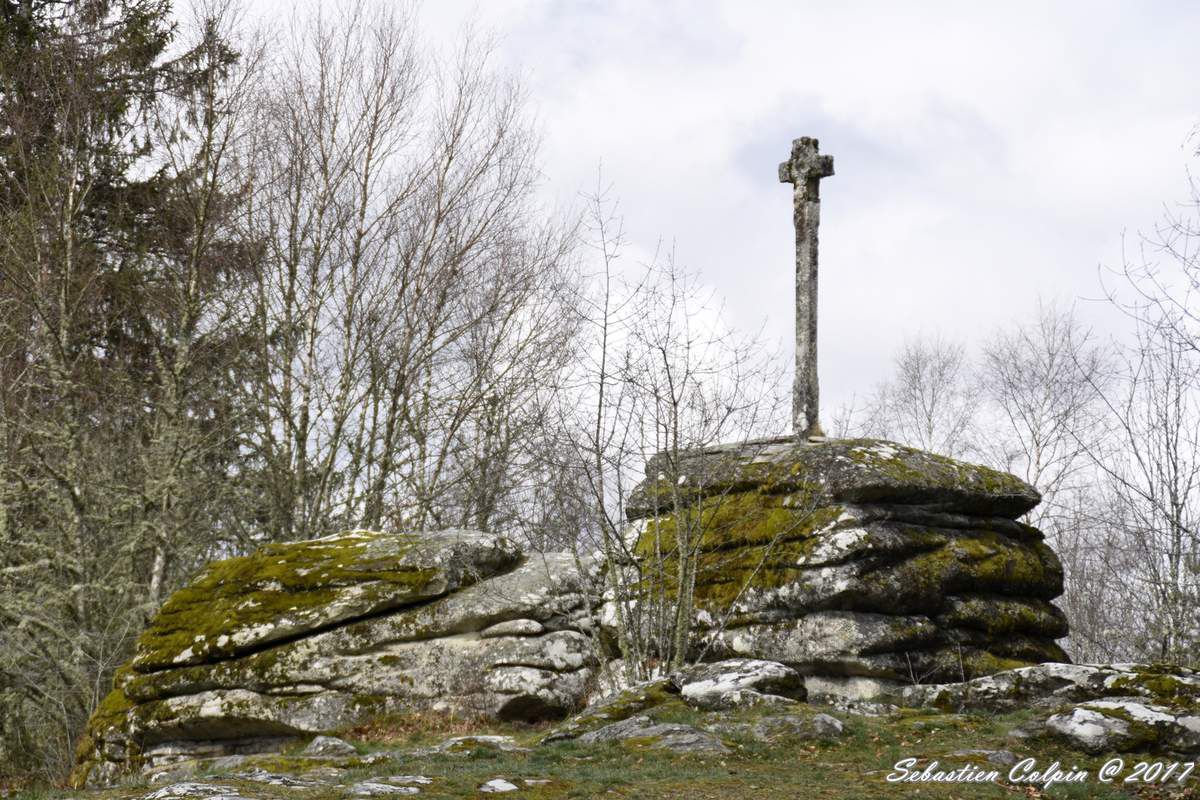 La Chapelle du Rat et le mégalithe, un site fantastique et mystérieux à Peyrelevade