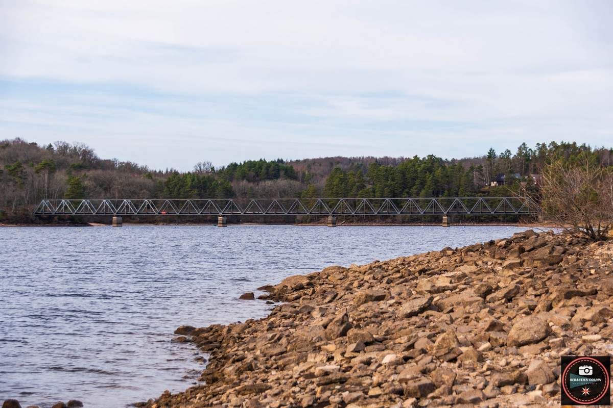 Marcillac la croisille en Corrèze, la lac de la valette et le viaduc de lantourne