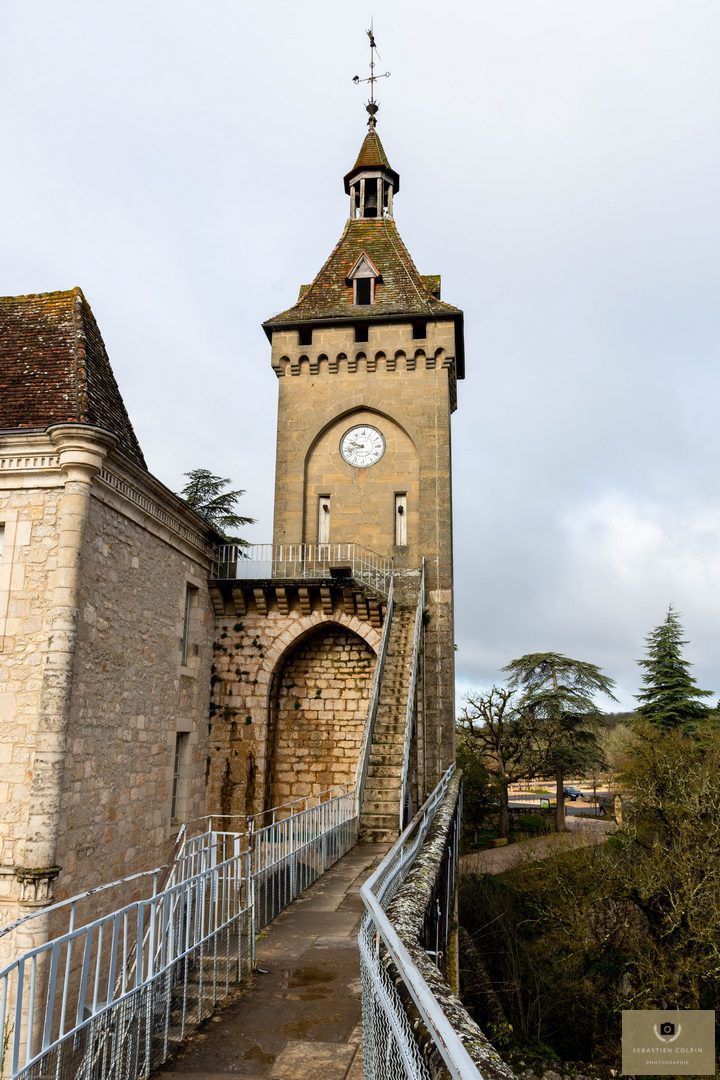 Belle visite de la cité médiévale de Rocamadour, de son chemin de croix et du sanctuaire religieux catholique.