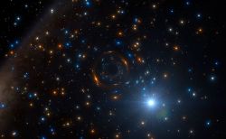 Vue d'artiste d'un trou noir au centre d'un amas stellaire