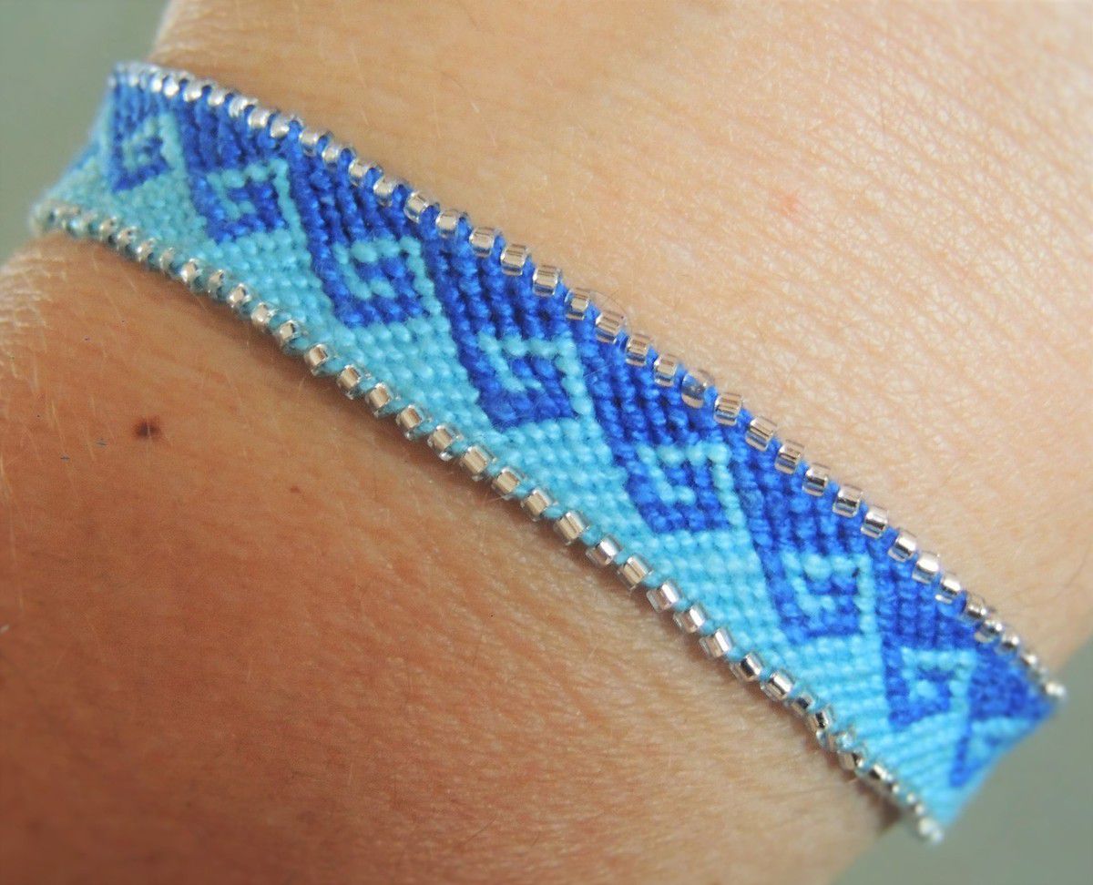 bracelet brésilien motif vague grec bleu avec bordure en perle. - les  confections de laurence