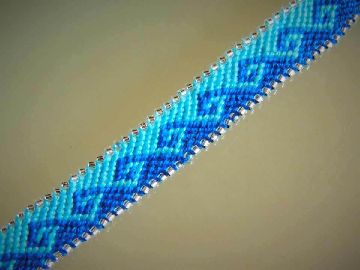 bracelet brésilien motif vague grec bleu avec bordure en perle. - les  confections de laurence