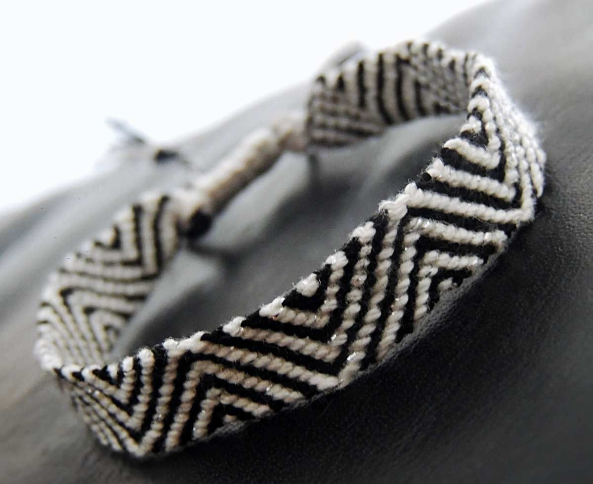 bracelet brésilien motif zig zag noir et blanc - les confections de laurence