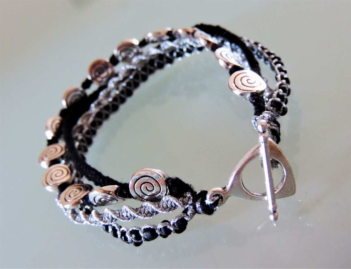 bracelet inspiration mini hipanema noir et argent... - les confections de  laurence