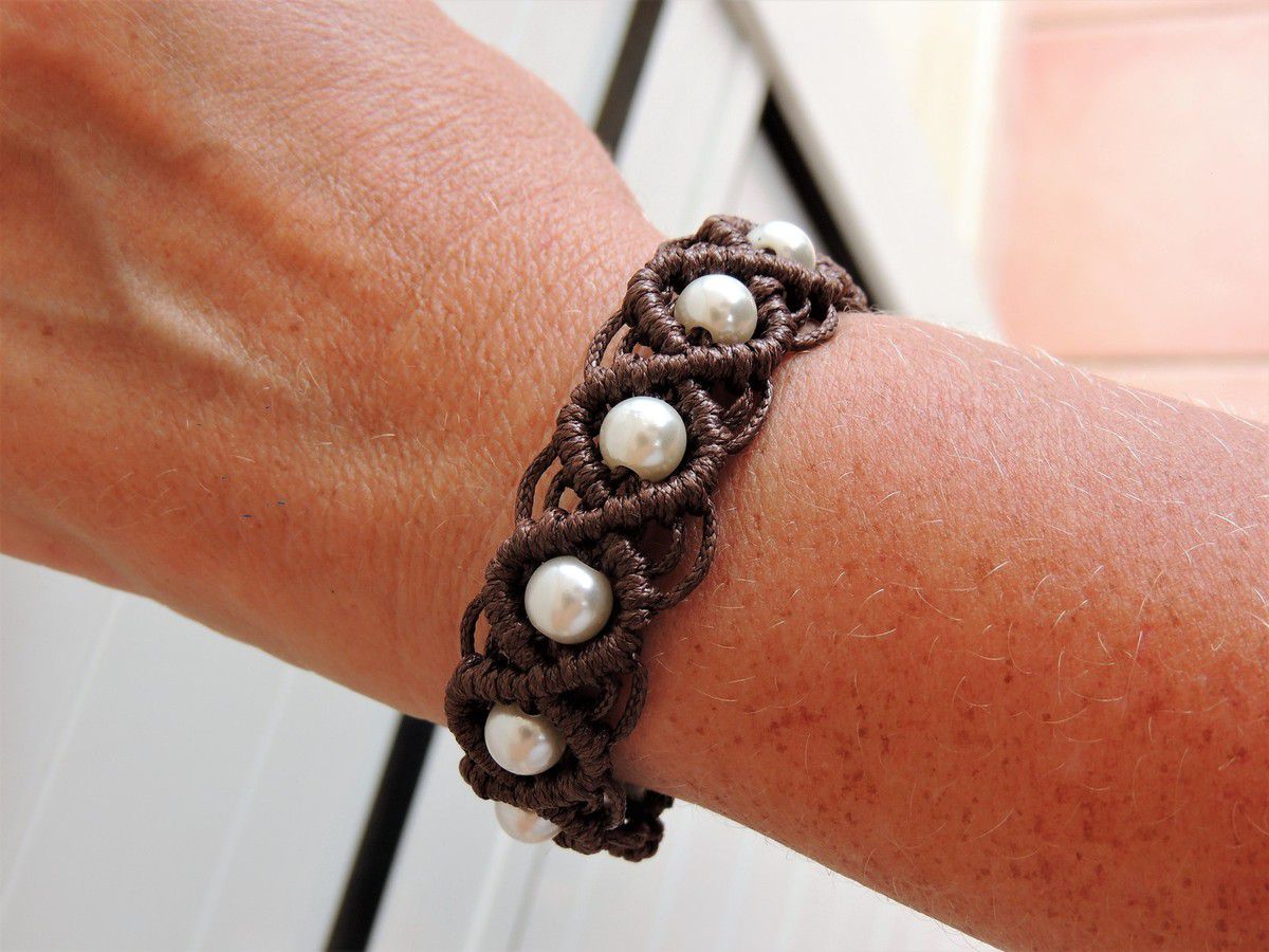 bracelet macramé motif arceaux perlé couleur chocolat avec des perles  blanches - les confections de laurence