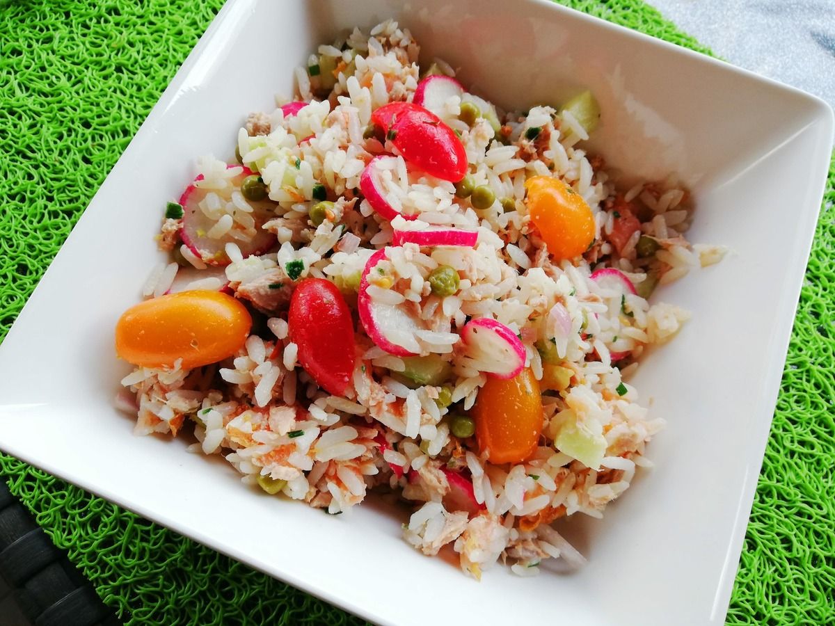 Salade saumon fumé, riz sauvage, roquette, radis, tomates, carottes et  vinaigrettes balsamique