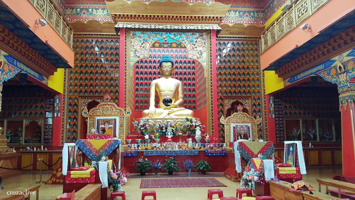 Dans les Combrailles, Le monastère Bouddhiste Dhagpo Kundreul Ling à Le Bost, Biollet (63)