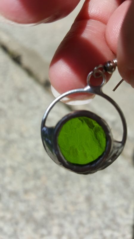 Mes boucles d'oreilles en vitraux de cathédrale de la créatrice L'Oreille Lumineuse