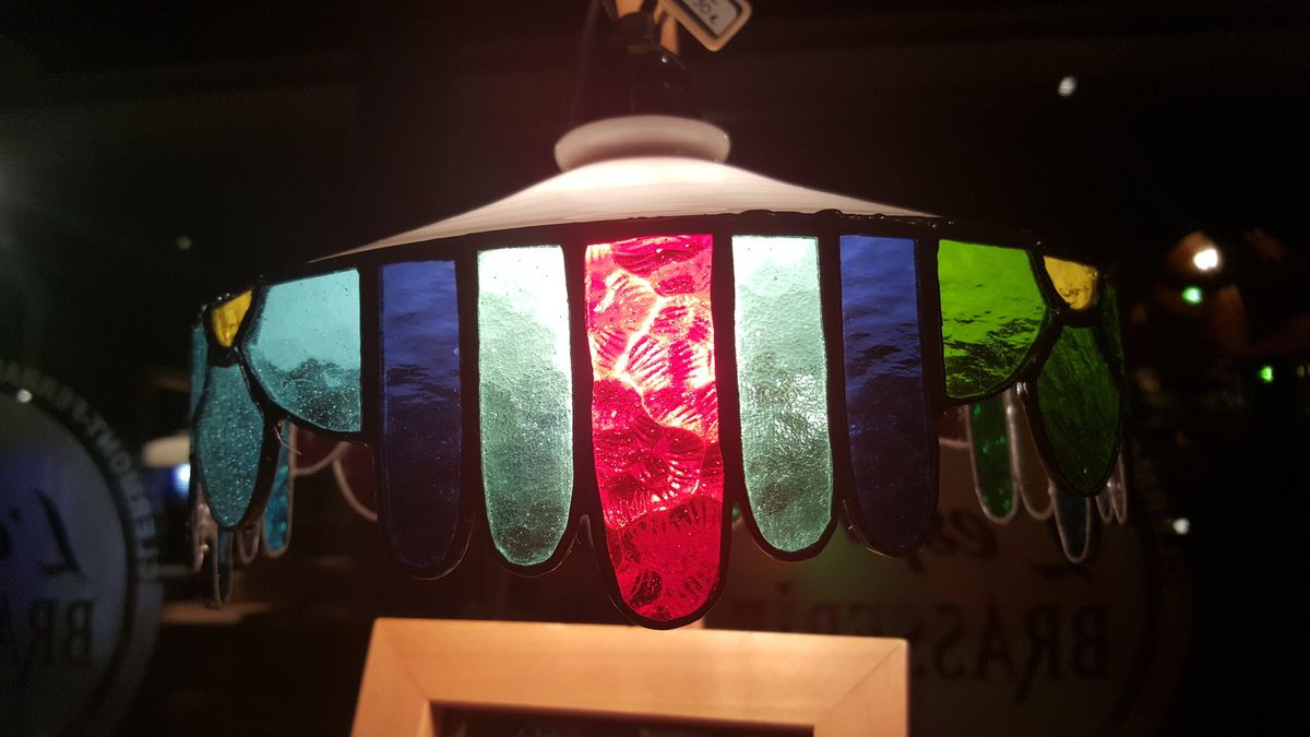 Mes boucles d'oreilles en vitraux de cathédrale de la créatrice L'Oreille Lumineuse