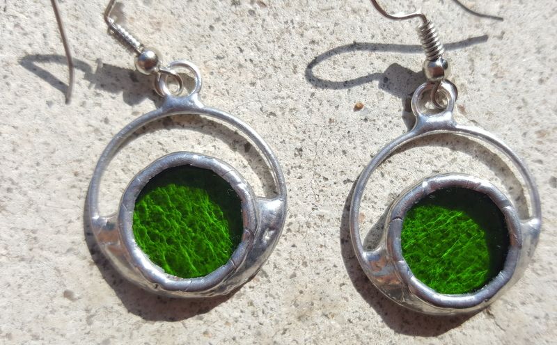 Mes boucles d'oreilles en vitraux de cathédrale de la créatrice L'Oreille Lumineuse