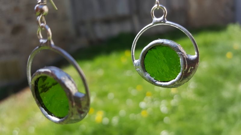 Mes boucles d'oreilles en vitraux de cathédrale de la créatrice L'Oreille Lumineuse