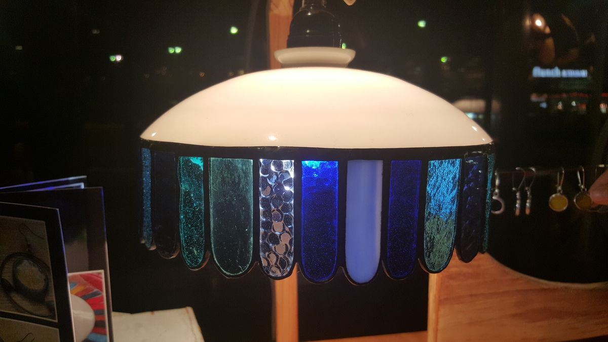 Mes boucles d'oreilles en vitraux de cathédrale de la créatrice L'Oreille Lumineuse