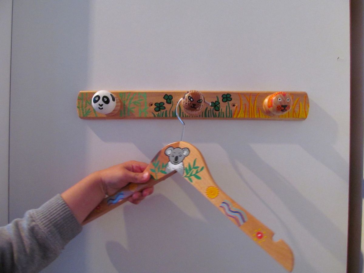 DIY - De jolis cintres en bois peint pour la chambre des enfants