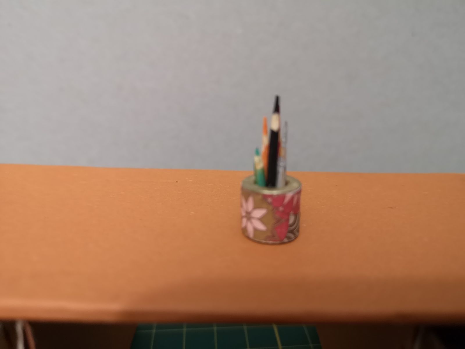 Barbie desirait un  bureau et des crayons....