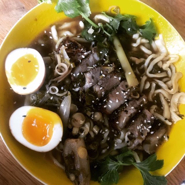 Soupe aux saveurs d'Asie en deux façons et nouilles chinoises faites à