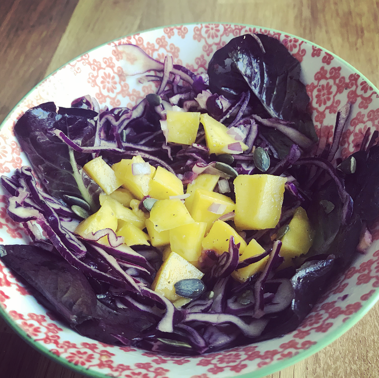 Salade mangue, chou rouge, feuille de chêne, graines de courge