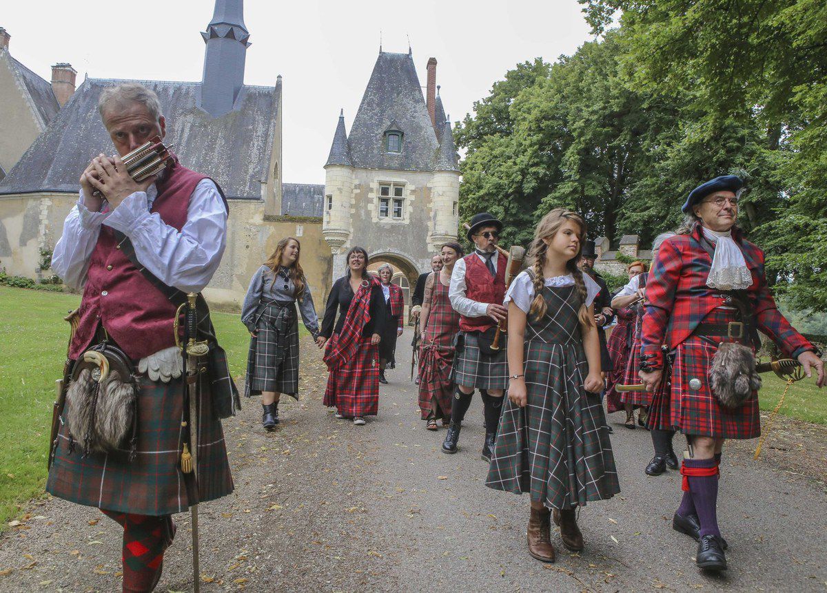 Balade en musique des membres du clan Mackinnon devant le Chateau de la Verrerie ayant appartenu aux Stuarts pendant 3 siècles